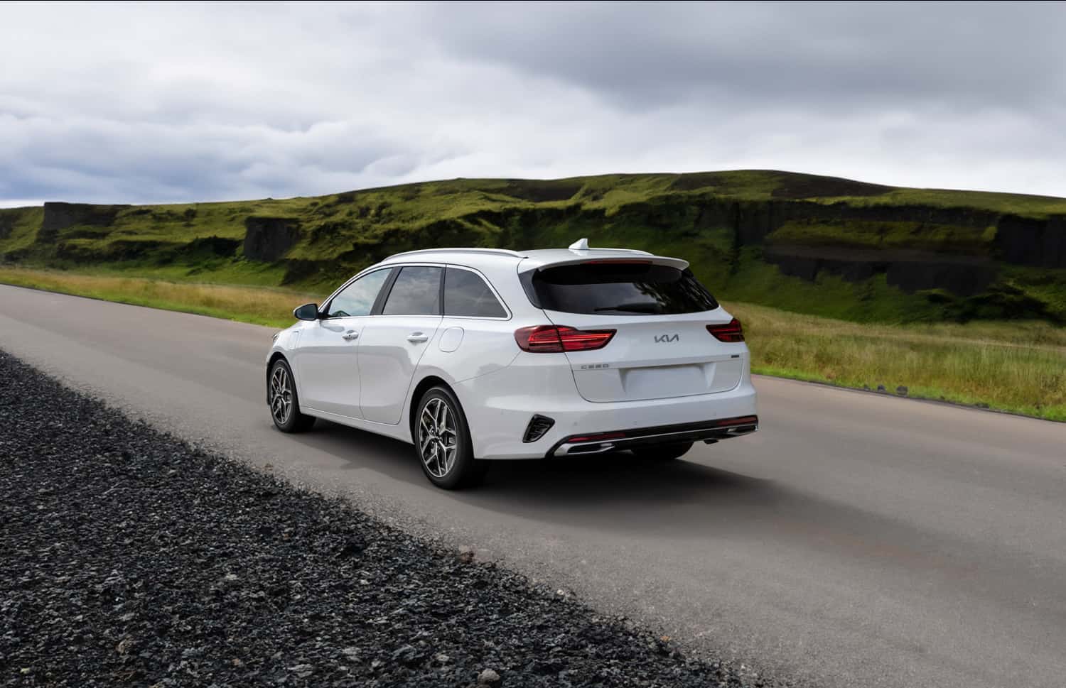 Kia Cee'd Sportswagon azul con transmisión automática, 5 plazas, GPS, cámara de reversa y espacio para 4 maletas, ideal para viajes por carretera en Islandia.