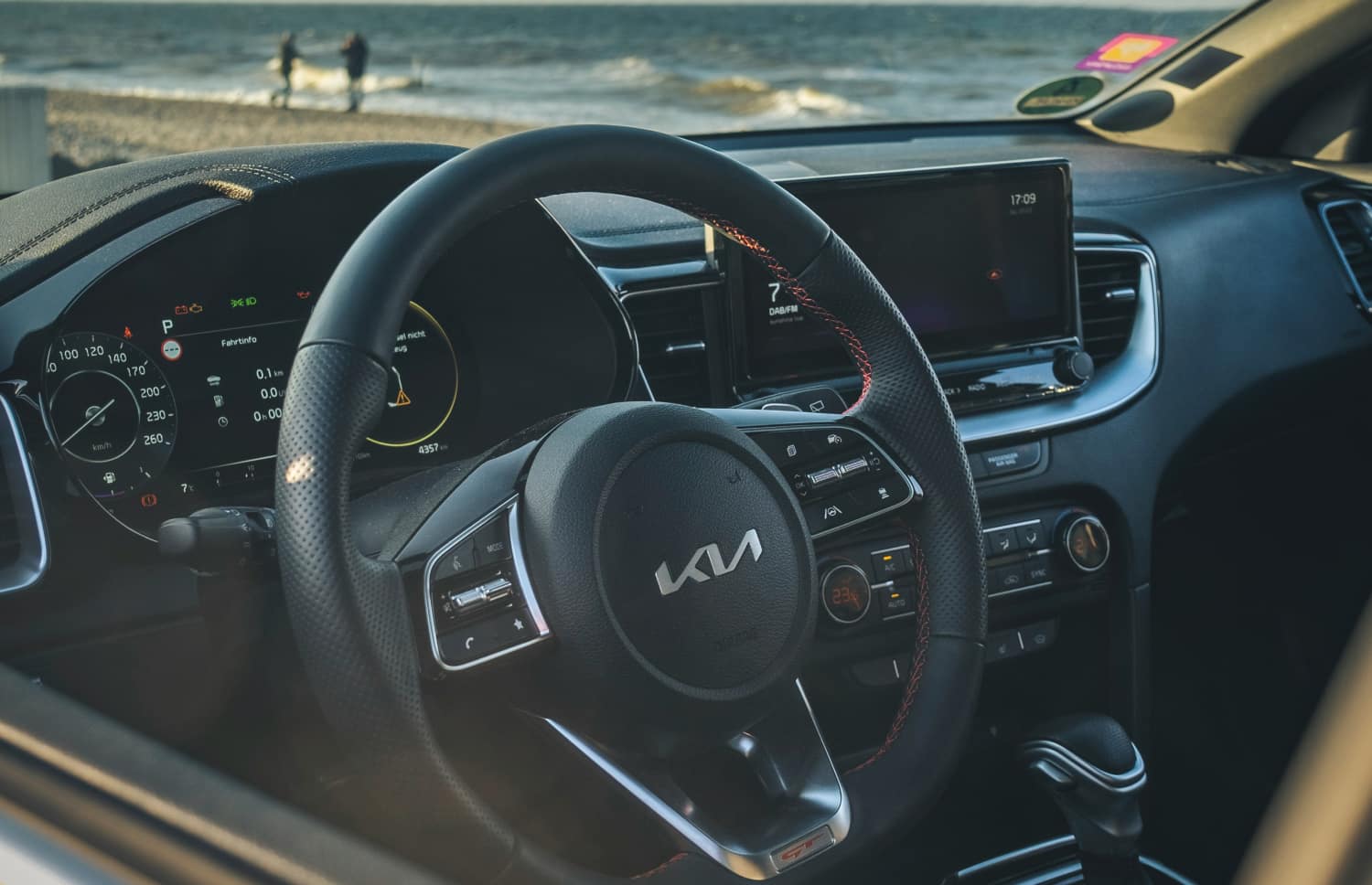 Kia Cee'd Sportswagon azul con transmisión automática, 5 plazas, GPS, cámara de reversa y espacio para 4 maletas, ideal para viajes por carretera en Islandia.