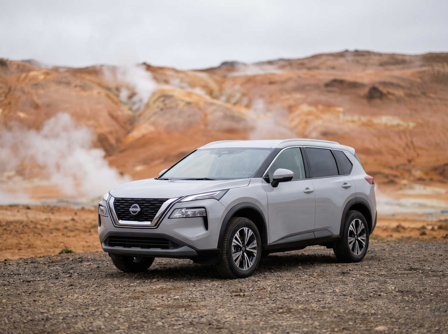 Nissan X-Trail. Perfecto para conducir fuera de carretera en los terrenos accidentados de Islandia, este SUV de alquiler ofrece características de seguridad y amplio espacio, ideal para viajes largos por la carretera de circunvalación y más allá.