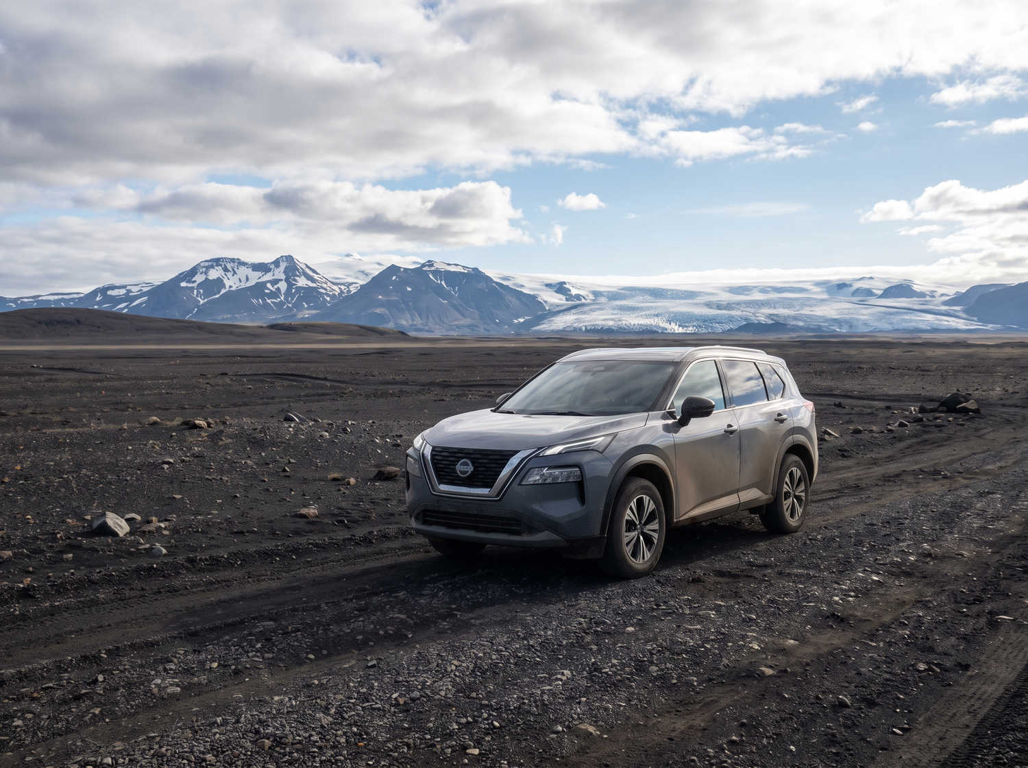 Nissan X-Trail. Perfecto para conducir fuera de carretera en los terrenos accidentados de Islandia, este SUV de alquiler ofrece características de seguridad y amplio espacio, ideal para viajes largos por la carretera de circunvalación y más allá.
