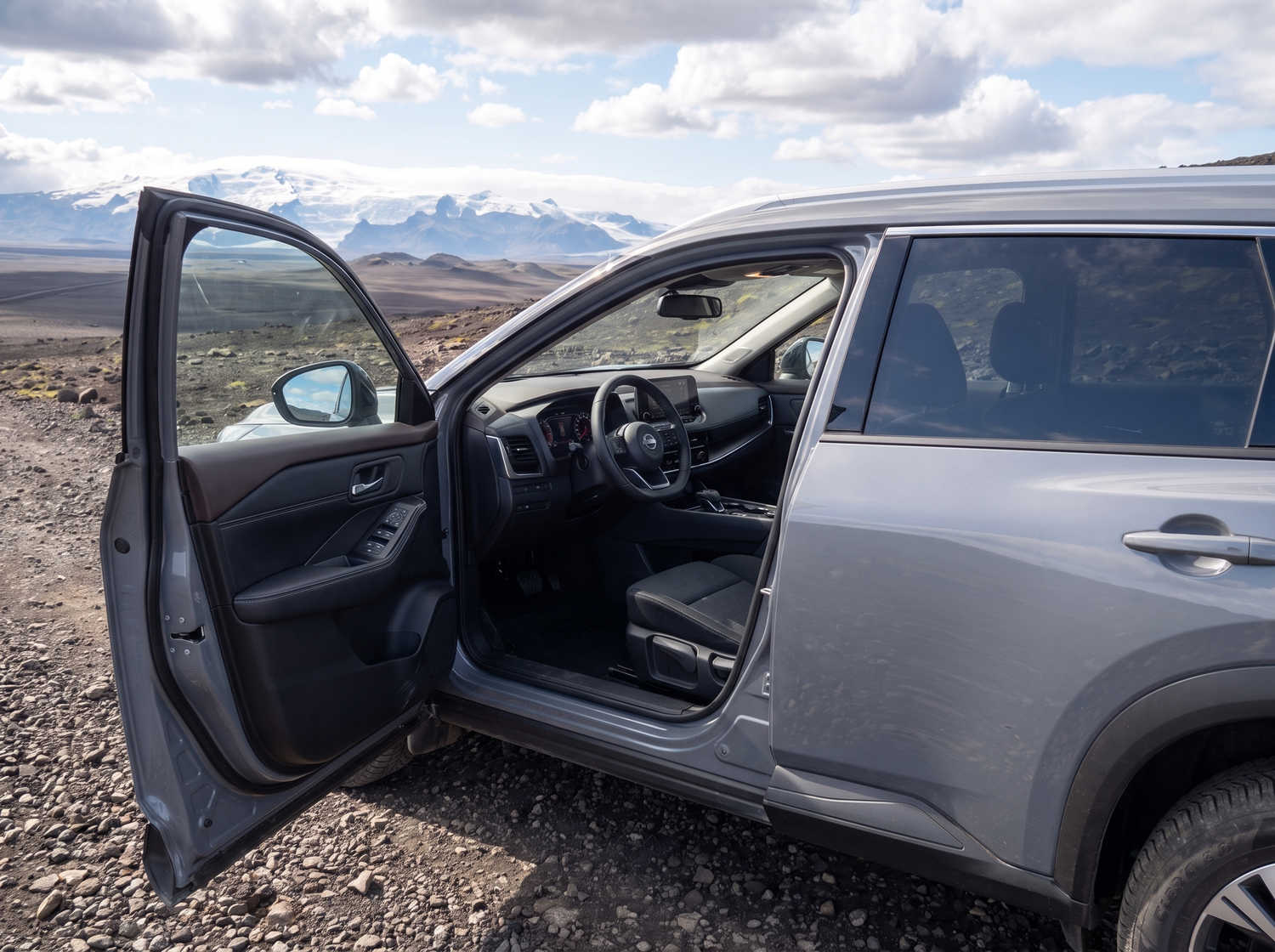 Nissan X-Trail. Perfecto para conducir fuera de carretera en los terrenos accidentados de Islandia, este SUV de alquiler ofrece características de seguridad y amplio espacio, ideal para viajes largos por la carretera de circunvalación y más allá.