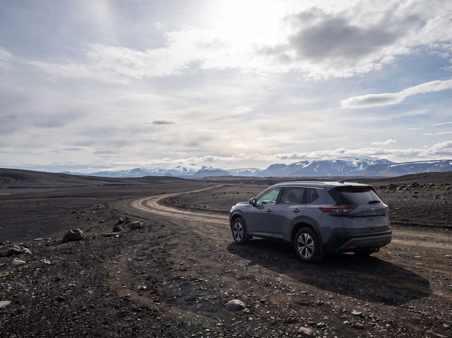 Nissan X-Trail. Perfecto para conducir fuera de carretera en los terrenos accidentados de Islandia, este SUV de alquiler ofrece características de seguridad y amplio espacio, ideal para viajes largos por la carretera de circunvalación y más allá.