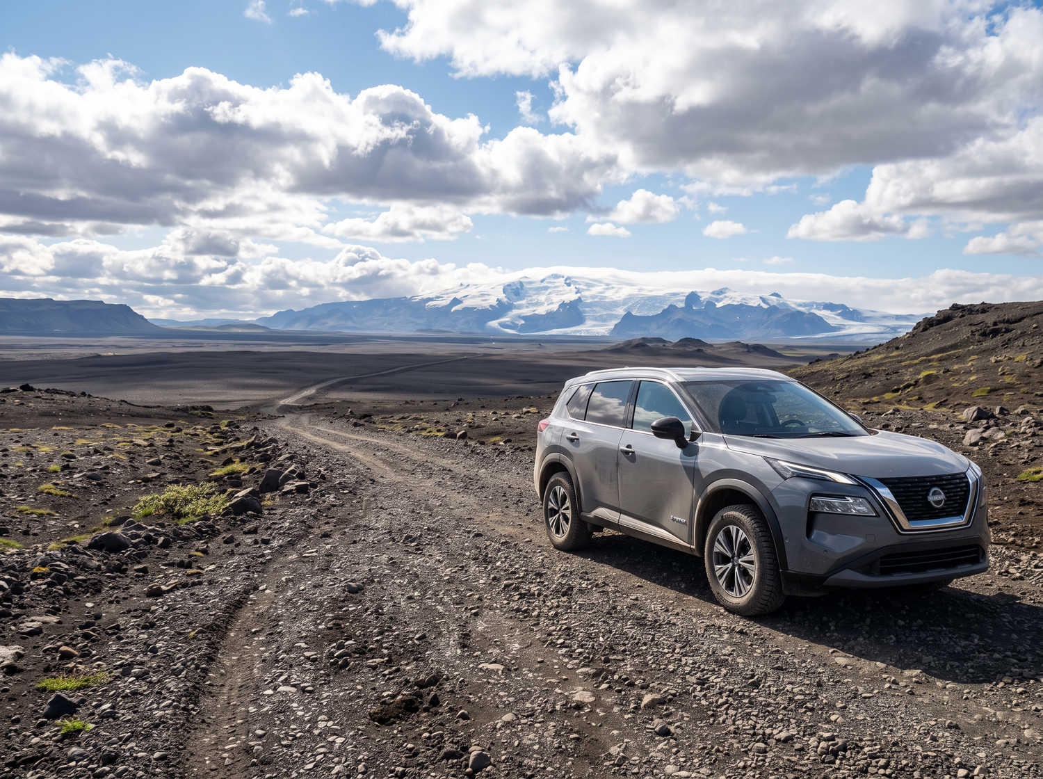 Nissan X-Trail. Perfecto para conducir fuera de carretera en los terrenos accidentados de Islandia, este SUV de alquiler ofrece características de seguridad y amplio espacio, ideal para viajes largos por la carretera de circunvalación y más allá.