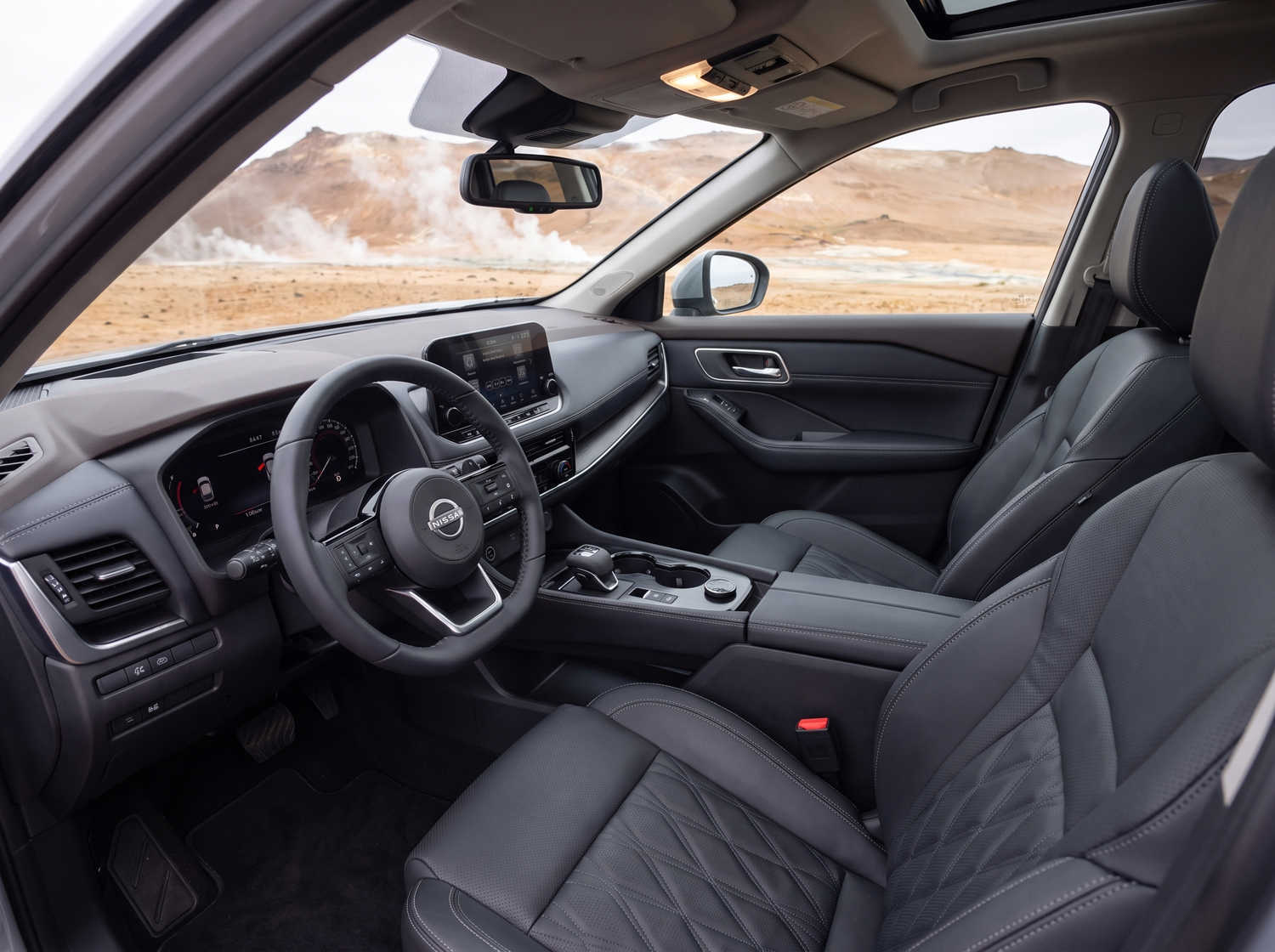 Nissan X-Trail. Perfecto para conducir fuera de carretera en los terrenos accidentados de Islandia, este SUV de alquiler ofrece características de seguridad y amplio espacio, ideal para viajes largos por la carretera de circunvalación y más allá.