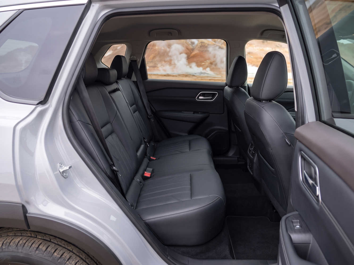 Nissan X-Trail. Perfecto para conducir fuera de carretera en los terrenos accidentados de Islandia, este SUV de alquiler ofrece características de seguridad y amplio espacio, ideal para viajes largos por la carretera de circunvalación y más allá.