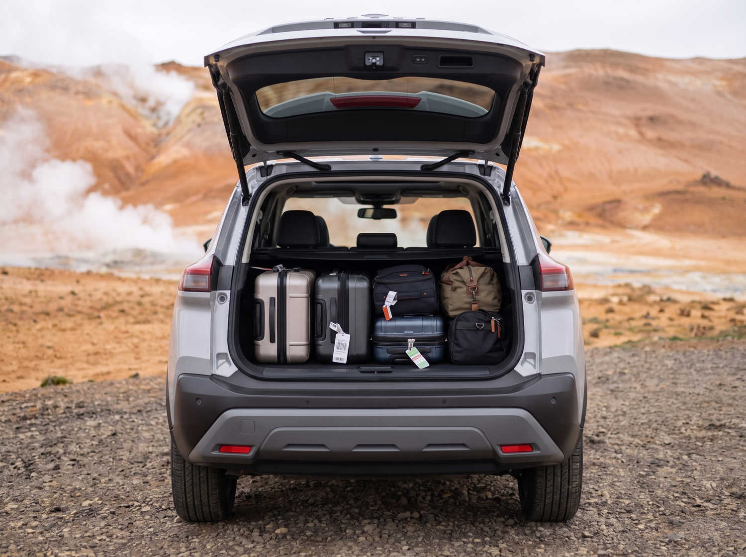 Nissan X-Trail. Perfecto para conducir fuera de carretera en los terrenos accidentados de Islandia, este SUV de alquiler ofrece características de seguridad y amplio espacio, ideal para viajes largos por la carretera de circunvalación y más allá.
