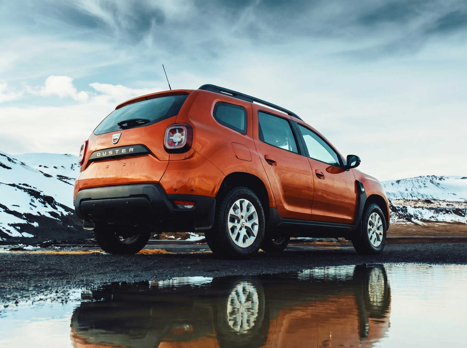 Dacia Duster usado. Un vehículo de alquiler 4x4 confiable en Islandia, perfecto para conducir fuera de carretera en las rutas F de Islandia, con kilometraje ilimitado para explorar terrenos difíciles.