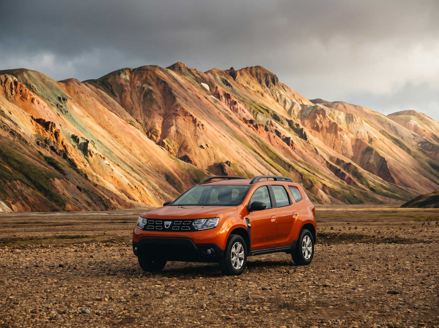 Dacia Duster usado. Un vehículo de alquiler 4x4 confiable en Islandia, perfecto para conducir fuera de carretera en las rutas F de Islandia, con kilometraje ilimitado para explorar terrenos difíciles.