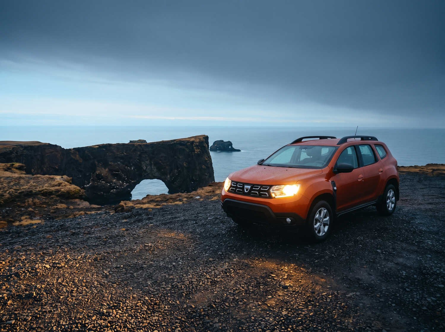 Dacia Duster usado. Un vehículo de alquiler 4x4 confiable en Islandia, perfecto para conducir fuera de carretera en las rutas F de Islandia, con kilometraje ilimitado para explorar terrenos difíciles.