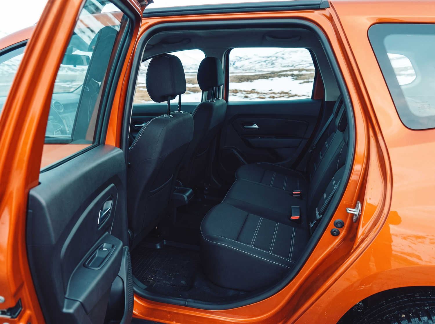Dacia Duster usado. Un vehículo de alquiler 4x4 confiable en Islandia, perfecto para conducir fuera de carretera en las rutas F de Islandia, con kilometraje ilimitado para explorar terrenos difíciles.