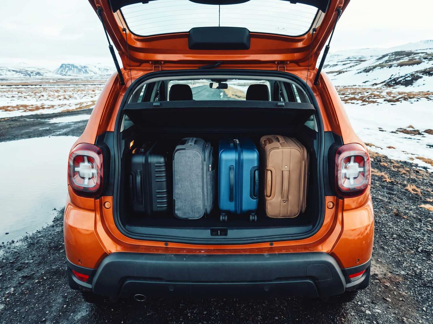 Dacia Duster usado. Un vehículo de alquiler 4x4 confiable en Islandia, perfecto para conducir fuera de carretera en las rutas F de Islandia, con kilometraje ilimitado para explorar terrenos difíciles.