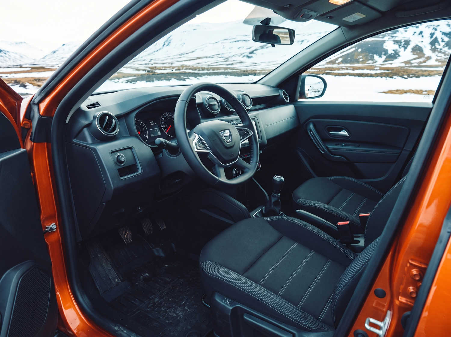 Dacia Duster usado. Un vehículo de alquiler 4x4 confiable en Islandia, perfecto para conducir fuera de carretera en las rutas F de Islandia, con kilometraje ilimitado para explorar terrenos difíciles.